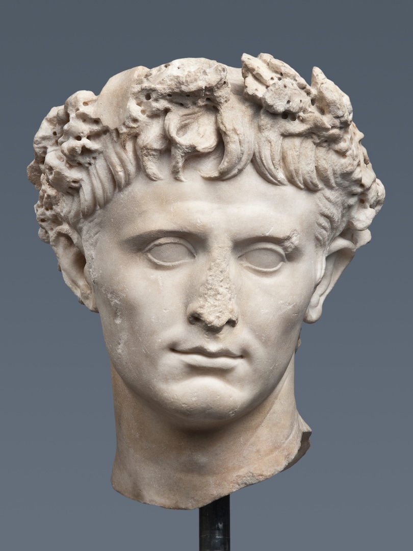 Kopf des Augustus mit Bürgerkrone im Typus Primaporta Claudische Replik (um 40 n. Chr.) eines Vorbilds um 27 v. Chr., Marmor, München, Glyptothek