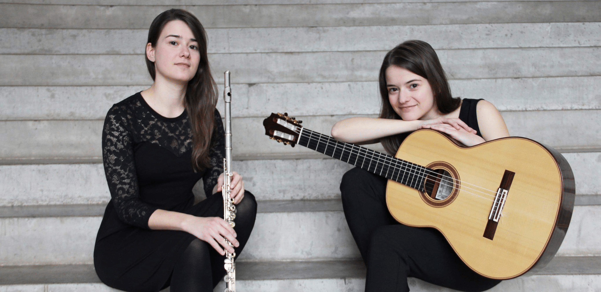 Die Zwillingsschwestern Anne Baumbach (Flöte) und Thea Baumbach (Gitarre) © Baumbach Duo