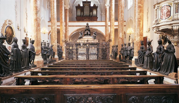 Die Hofkirche Innsbruck und die „Schwarzen Mander”