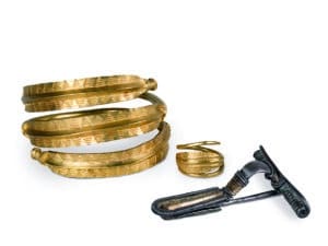 Fibel, Arm- und Fingerring aus der mit reichen Beigaben versehenen Bestattung von Grab 2 von Emersleben, Stadt Halberstadt, Lkr. Harz. 3. Jahrhundert n. Chr. Foto: Stadt Halberstadt, Städtisches Museum, C. Klein.