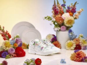 Adidas Originals und MEISSEN präsentieren voller Stolz den Adidas Originals ZX 10,000 C MEISSEN Sneaker. Im Rahmen der Kooperation entwickelte MEISSEN zudem einen Henkelbecher mit üppigem Blumendekor.
