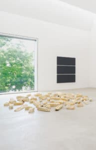 Richard Long, Stone Circle, 1981 © 2020, ProLitteris, Zürich Alan Charlton, Painting Divided Horizontally in Three Equal Parts No. 3, 1976
