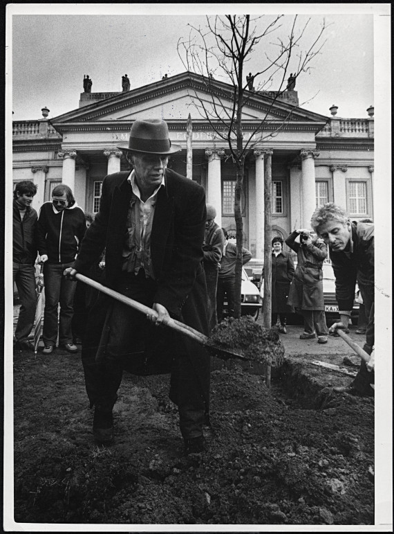 documenta archiv, Joseph Beuys, 7000 Eichen, Foto Dieter Schwerdtle