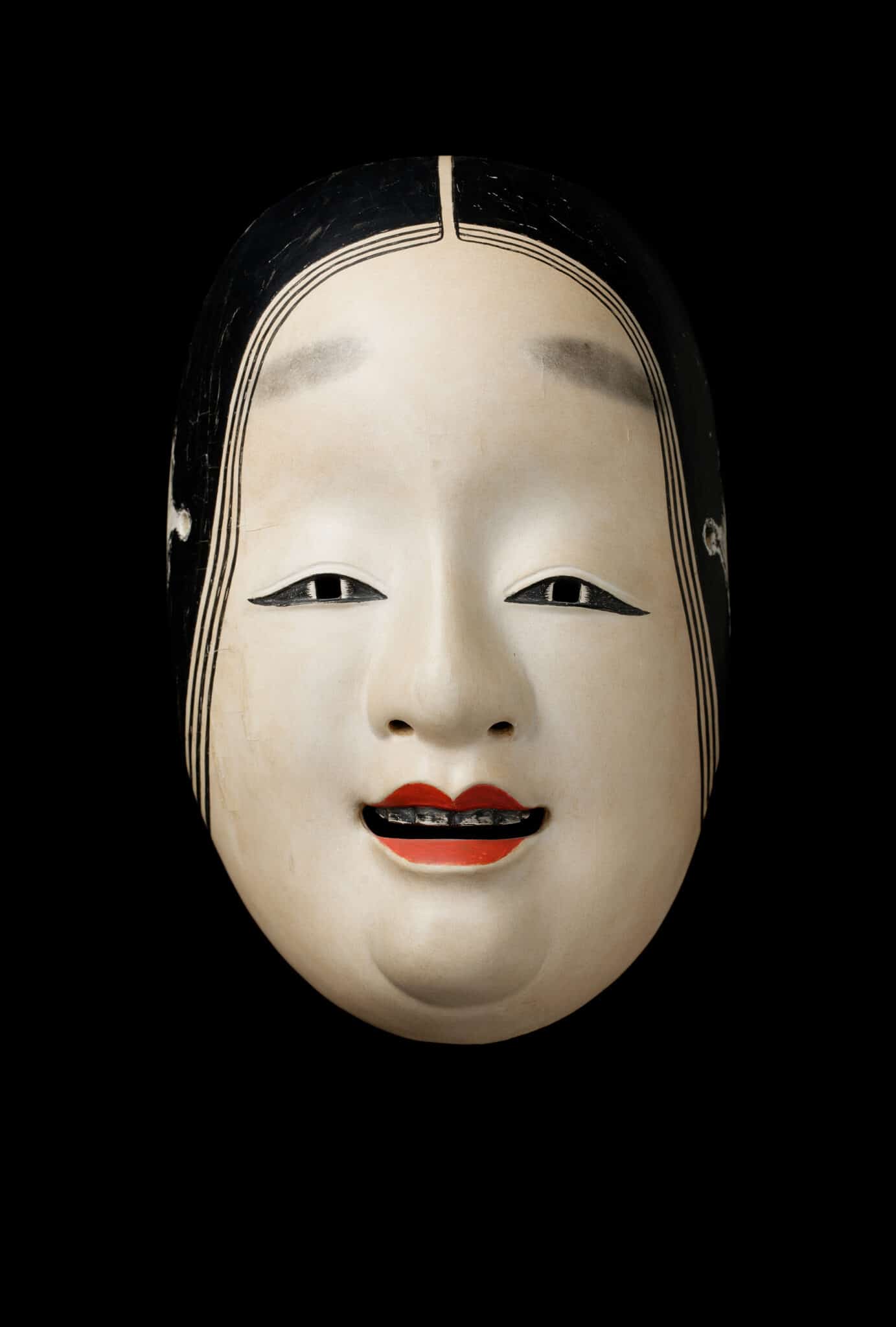 Nō-Maske einer gealterten Gottheit, 19. – 20. Jahrhundert, Zypressenholz, Mineralien, Muschelkalk (gofun) © Samurai Museum Berlin, Foto: Norbert Artner 