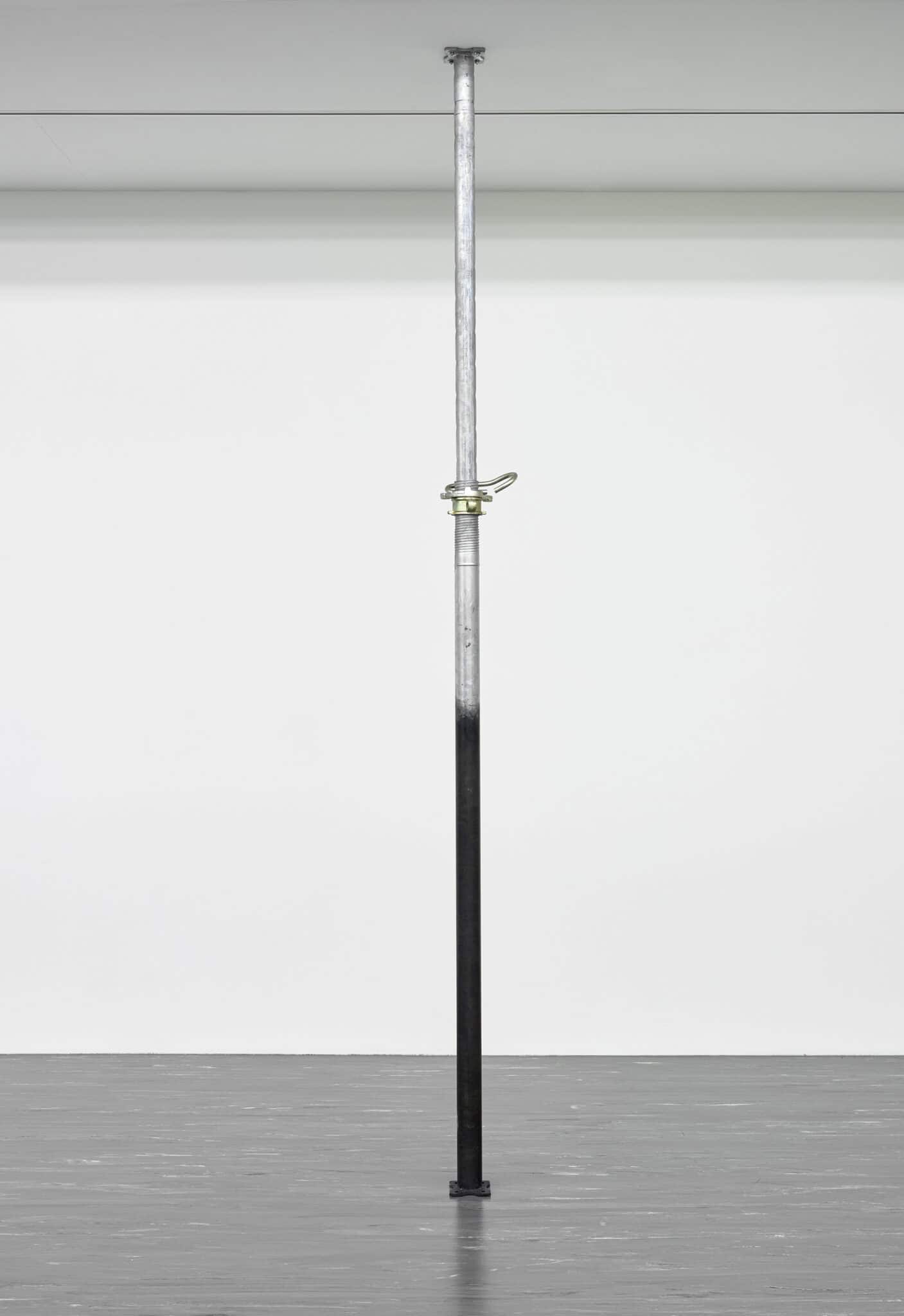 Anita Leisz, Untitled, 2017, Stahlstütze, verzinkt, korrodiert, 350 cm, Ø 8 cm, Courtesy Galerie Meyer Kainer, Wien