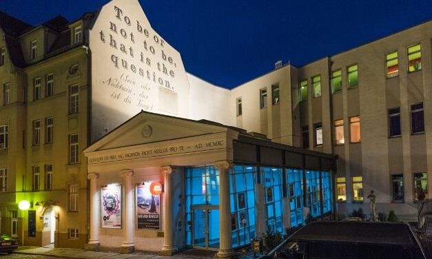 Neues Theater Halle: Vorwärts! Wir sind vergessen.