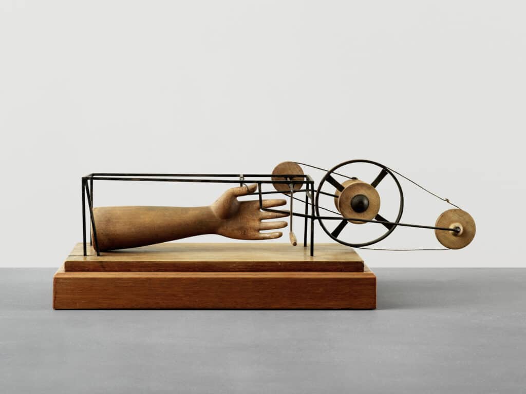 Alberto Giacometti, Main prise, 1932, Holz und Metall, 20 x 59,5 x 27 cm, Kunsthaus Zürich, Alberto Giacometti-Stiftung, 1965 © Succession Alberto Giacometti / 2023, ProLitteris, Zürich