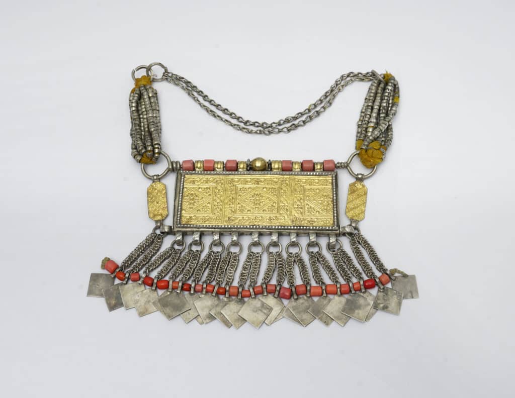 Hatma-Hirz-Halskette, Sur, Oman; 1. Hälfte 20. Jahrhundert, Sammlung Peter Martin Hösli, Foto: Benedikt Feser © Knauf-Museum Iphofen