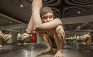 Die Skulptur Boy von Ron Mueck ist zu einem der Wahrzeichen des ARoS Aarhus Kunstmuseums geworden