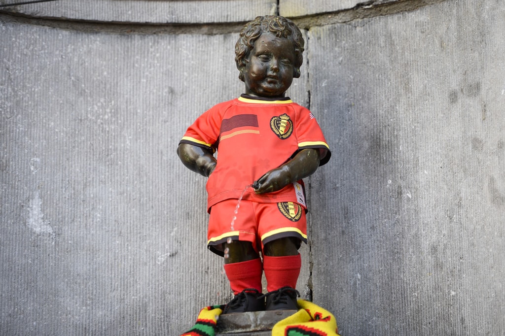 Manneken Pis im Trikot der Roten Teufel (Spitzname der belgischen Fußballnationalmannschaft) Archivbild © Laurie Dieffembacq/Belga