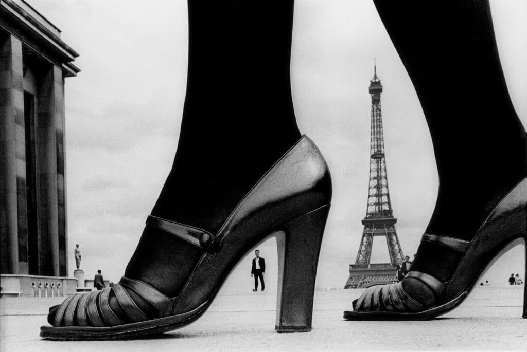 Frank Horvat: Schuhe und Eiffelturm, für Stern, Paris 1974 | © Frank Horvat/Leica Galerie Wetzlar 2023