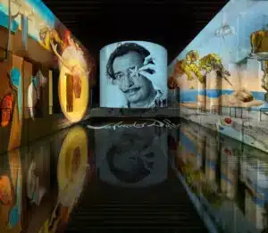 © Culturespaces  —  In Bordeaux widmet „Les Bassins des Lumières” Salvador Dalí eine umfassende Ausstellung.
