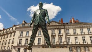 Éloge du pas de côté is the name of the unusual bronze sculpture by Philippe Ramette. Photo: Hilke Maunder