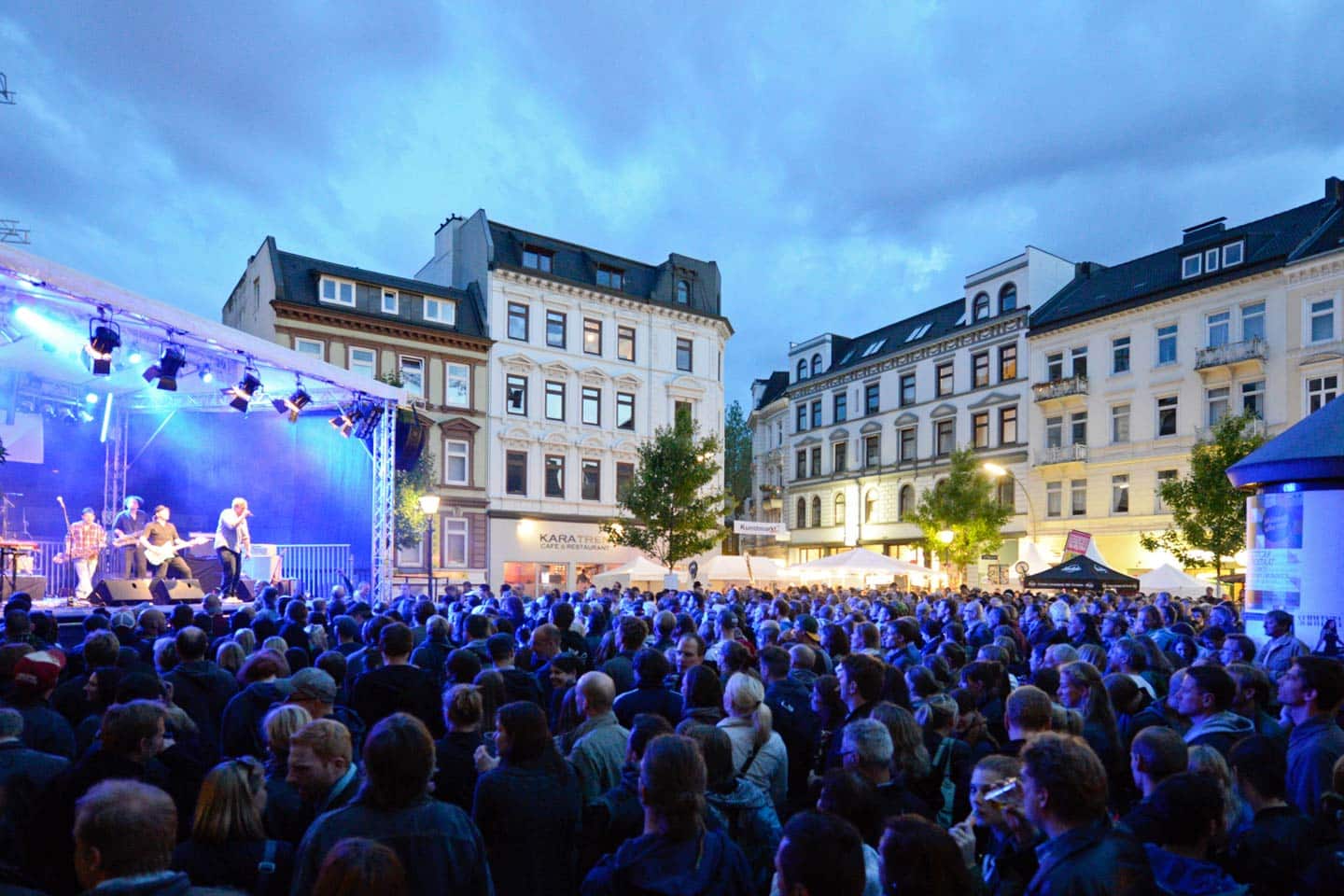 Blick auf die Bühne des Festivalzentrums der Altonale © Altonale Hamburg