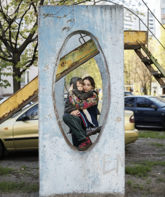 Yelizaveta and her son Mark. Kyiv, Ukraine, 30.04.2022. ©Sebastian Wells und Vsevolod Kazarin