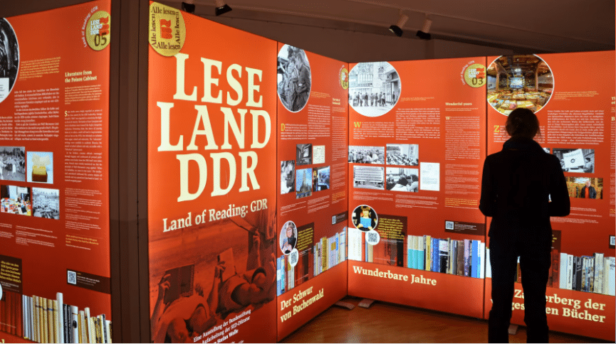 Blick in die Ausstellung "Leseland DDR" im Stadtgeschichtlichen Museum Leipzig, 2023 © Foto: Theresa Wappes