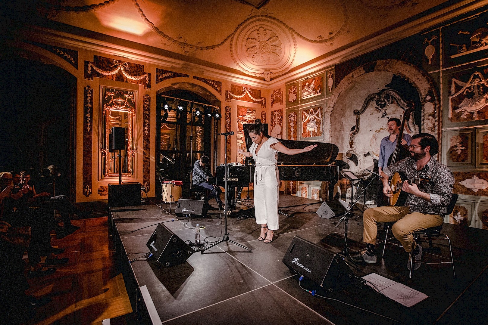 Cristina Branco beim Auftritt in der Bagno-Konzertgalerie, 2019, eine der spektakulärsten Locations im Rahmen des Festivals © Maren Kuiter