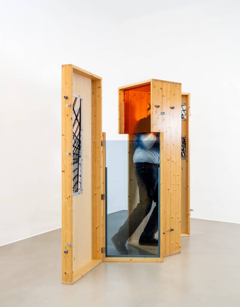 Eric Kressnig, The door is an open field, 2003, Holz, Siebdruck, Acrylglas, Aluminium, Foto © Ferdinand Neumüller, © Bildrecht, Wien 2023