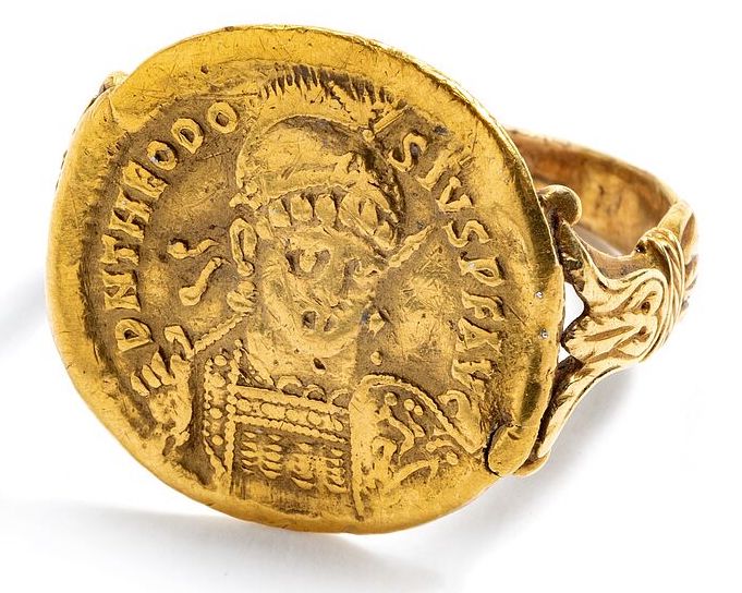 Prachtvoller Fingerring mit einer byzantinischen Goldmünze als Platte, 7. Jahrhundert, Foto Peter Gaul