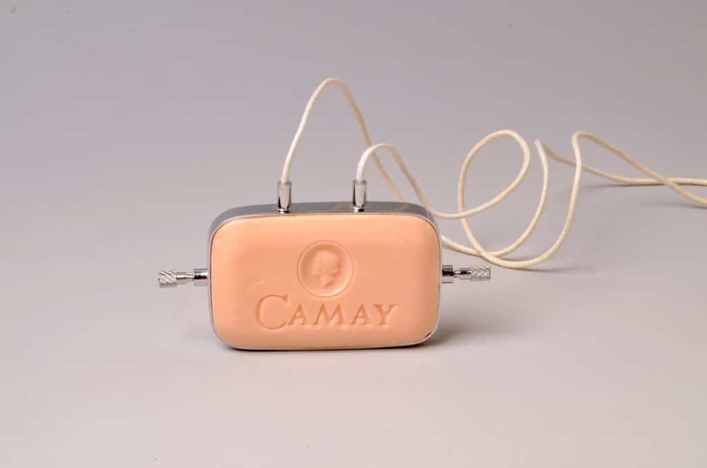 Halsschmuck „Camay“, 2005. Camay-Seife (Hotelgröße), verchromtes Silber, Baumwollkordel. 4,0 x 3,7 x 1,2 cm. Die Neue Sammlung – The Design Museum