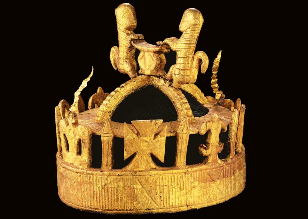 Krone eines Regenten, Holz, Goldblatt, Leihgabe Sammlung Museum Liaunig, Foto: Rado Varbanov