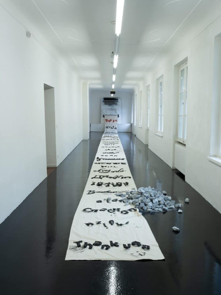 Zenita Komad, Thank You, 2023, Installation, 200 x 150 x 45 cm + 20 Meter Tiefe, Foto: Ferdinand Neumüller
