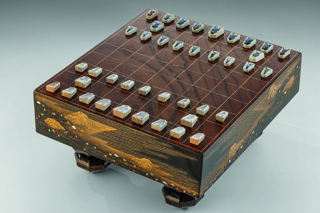 Lacquer block for Japanese chess "Shogi" with porcelain stones from Arita, Meiji period (1868 - 1912); 16.5 cm x 35 cm x 32 cm; loaned by Dr. Thomas H. Thomsen; photo: Jahreiss. foto film design, Hohenberg a. d. Eger