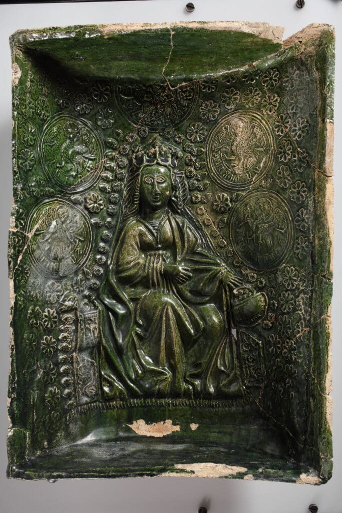 Carreau de niche unique en son genre avec la représentation de Sainte Marie et les symboles des évangélistes dans les médaillons, 15e/16e siècle © Stadtmuseum St.