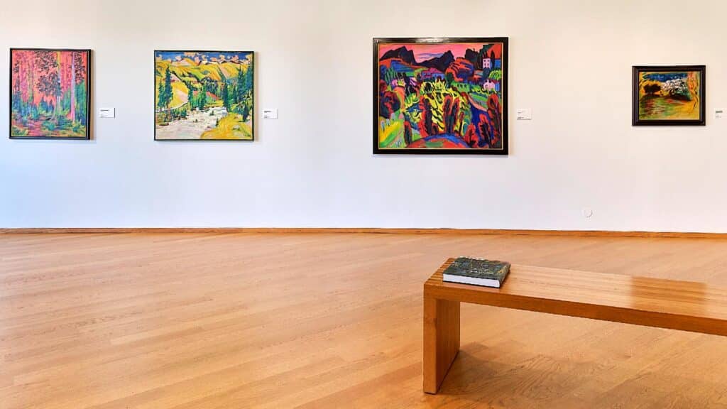 Blick in die Sonderausstellung „Waldeslust – Bäume und Wald in Bildern und Skulpturen. Sammlung Würth” © Forum Würth Arlesheim