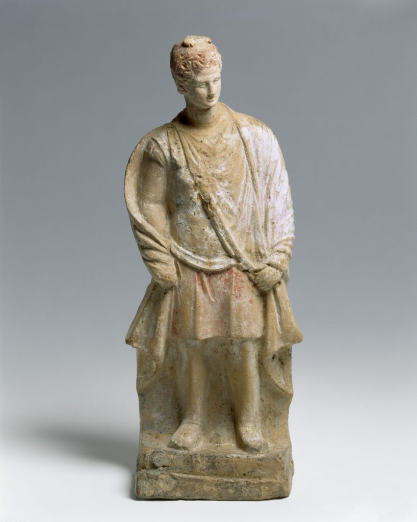 An image of a man: image of the deceased or caring relative. Statuette, terracotta, Tanagra, late 4th/1st half of 3rd century B.C.Staatliche Antikensammlungen München © Staatliche Antikensammlungen und Glyptothek München, Renate Kühling
