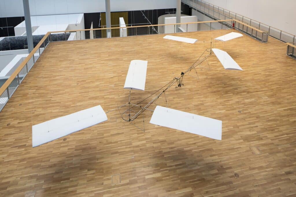 Panamarenko, The Airplane, 1967, aluminum tubes, wire ropes, V-belts, bicycle saddle and handlebars, 2 bicycle pedals and rims each, 6 polystyrene wings covered with canvas, 150 x 700 x 1600 cm, Kunstmuseum Wolfsburg, © Panamarenko