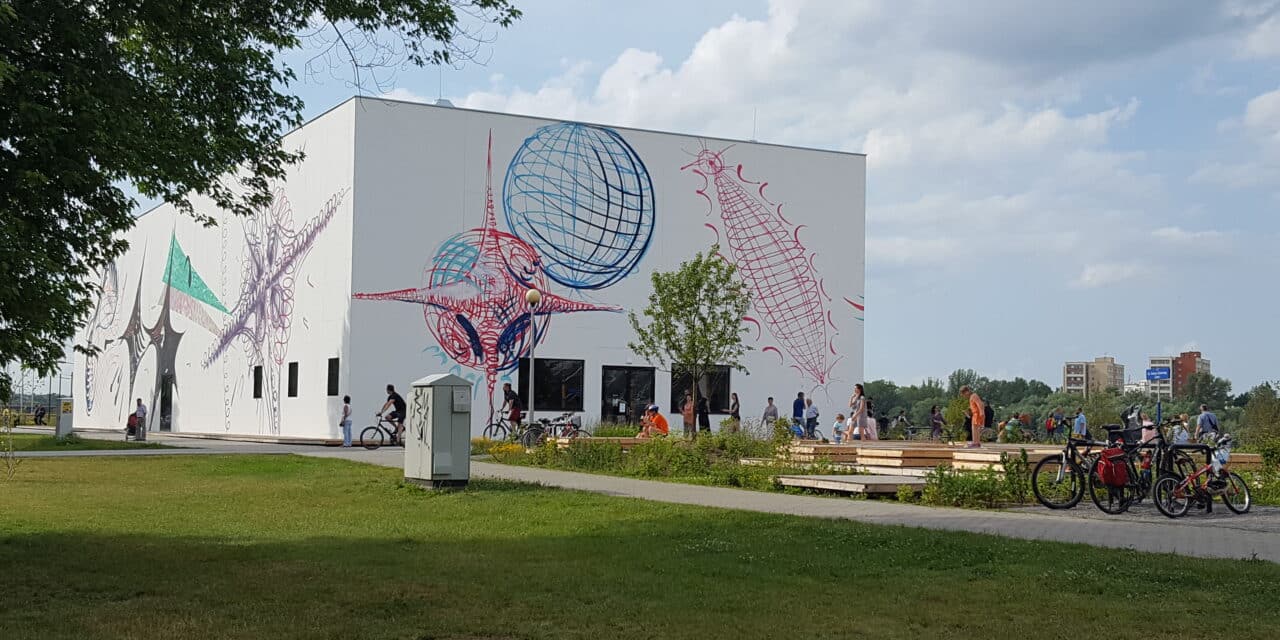 Musée d'art moderne de Varsovie : Un tigre est entré dans le jardin - Art de Maria Prymachenko