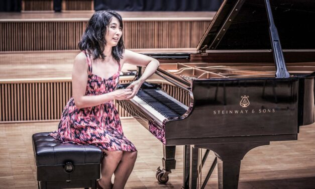 Staatstheater Kassel: Symphony concert with the pianist Claire Huangci