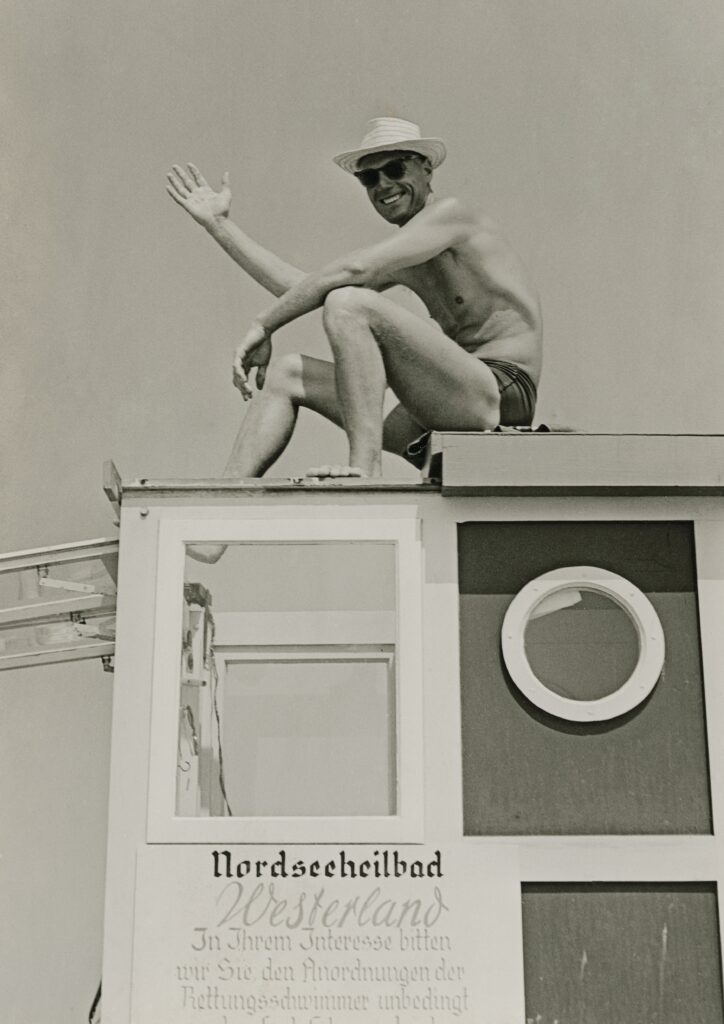 Arbeitsplatz mit Aussicht: Uwe Drath arbeitete von 1950 bis 1990 am Strand, zunächst als Rettungsschwimmer, später als Badebetriebsleiter. © Archiv Drath 