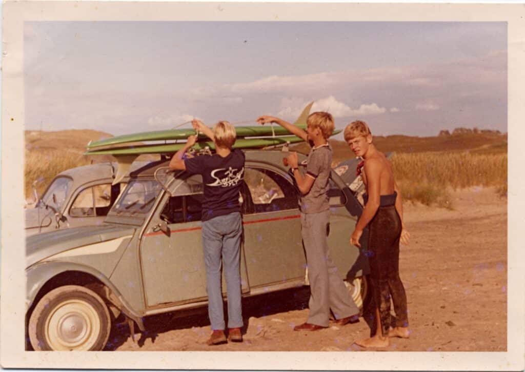 Dans les années 1970, les planches sont devenues plus courtes et les jeunes surfeurs autour de Jürgen Hönscheid plus mobiles. © Archives Hönscheid 