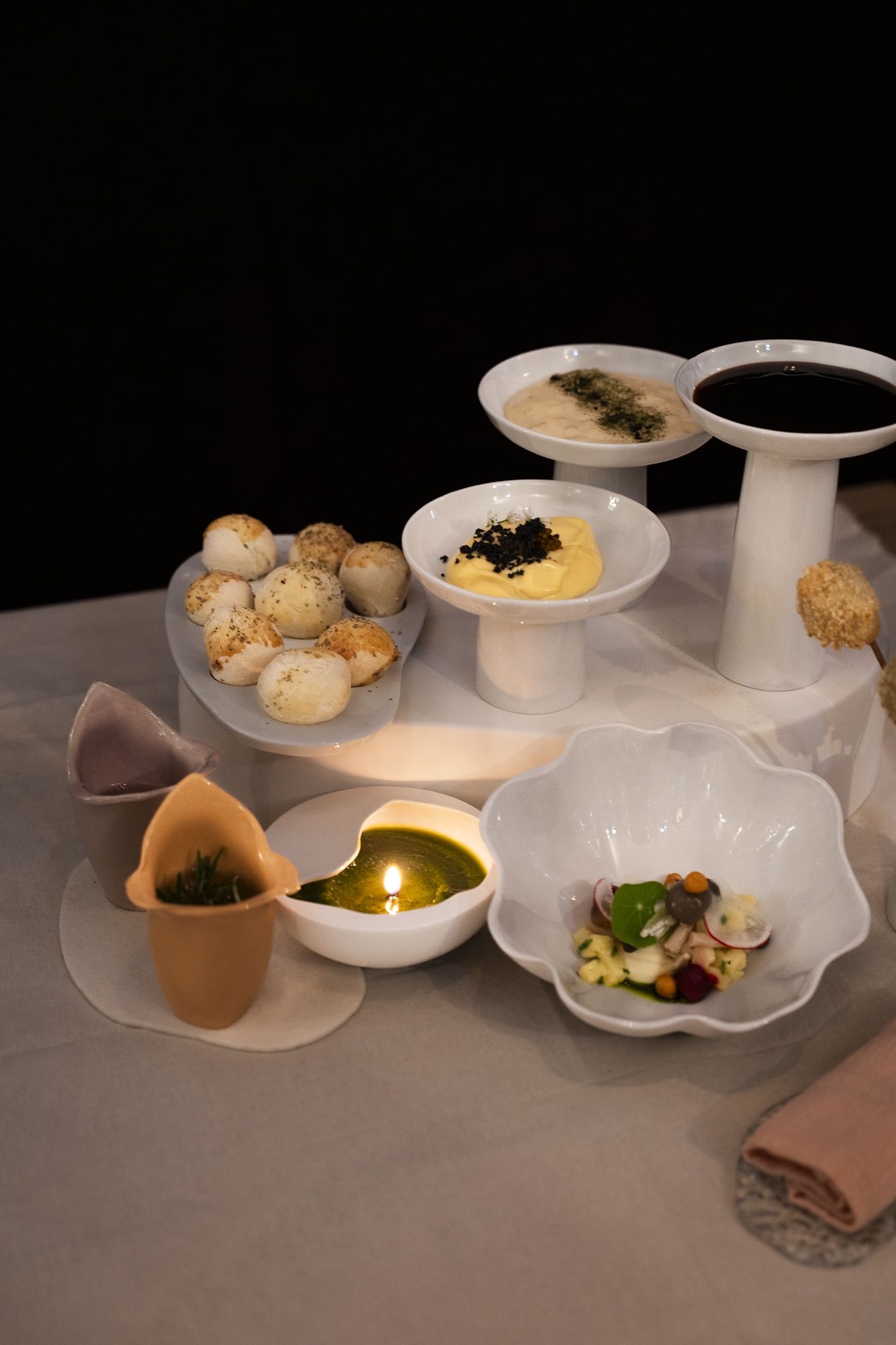 Faktorei 21: Blütenkelch, Celine Weller; Kerzengefäß, Alihan Dobo; Tischlandschaft (Podest, Vase, Lochplatte), Anna Schönberger; Dip-Landschaft, Jia Xiang Qiang, Porzellan; Bowl, Gabriele Hergert, Porzellan, Foto: Paula Markert © Hochschule Niederrhein