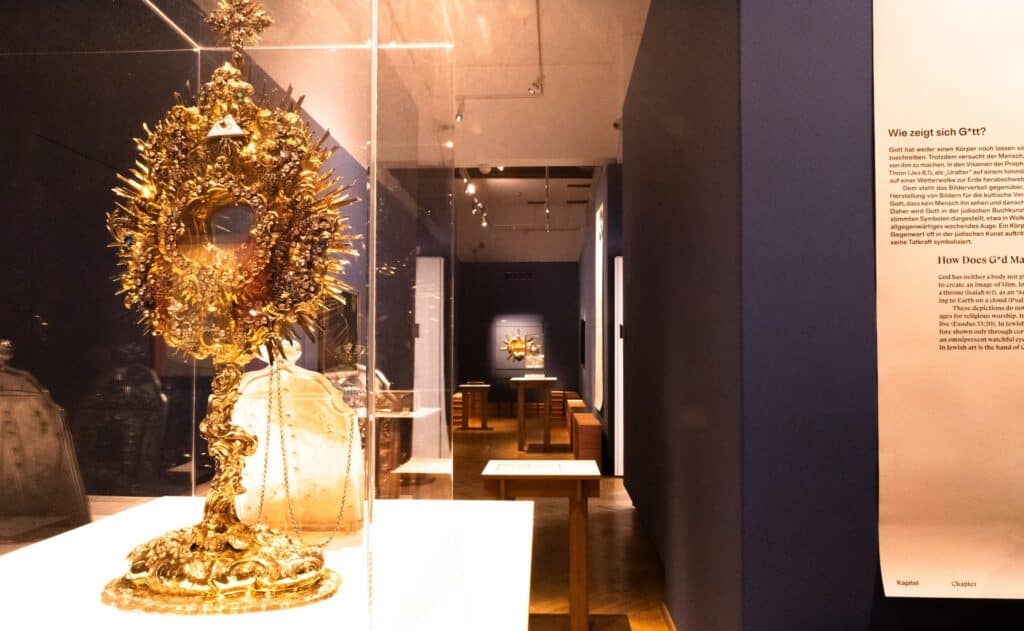 Ausstellungsansicht „GOTT. Die großen Fragen zwischen Himmel und Erde” © Tobias de St. Julien