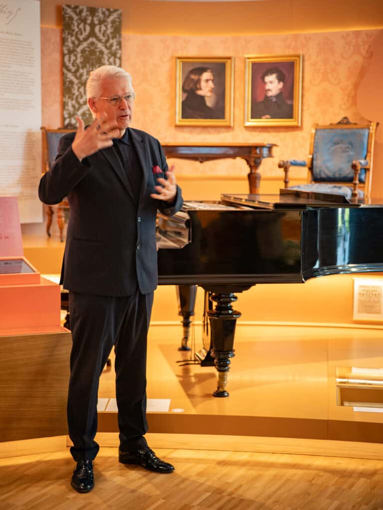 Kurator Eduard Kutrowatz erzählt zur Ausstellung im Liszt Salon © Andreas Hafenscher