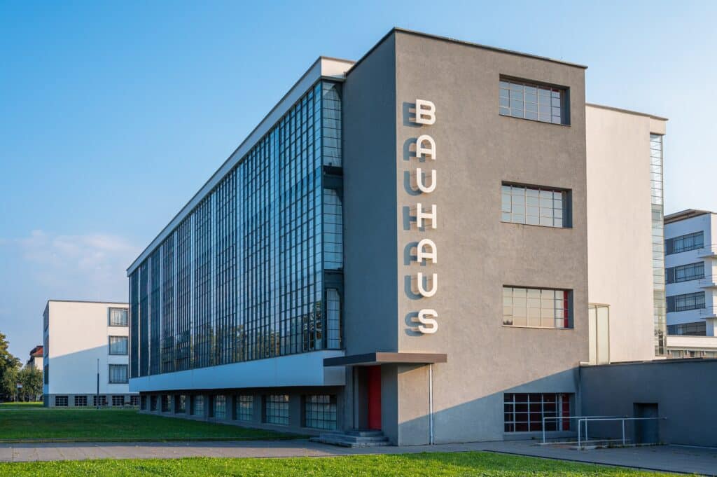 Walter Gropius, 1919 Gründer des Bauhauses und bis 1928 sein Direktor, ließ das Bauhausgebäude in den Jahren 1925/26 als „Hochschule für Gestaltung“ errichten. 2