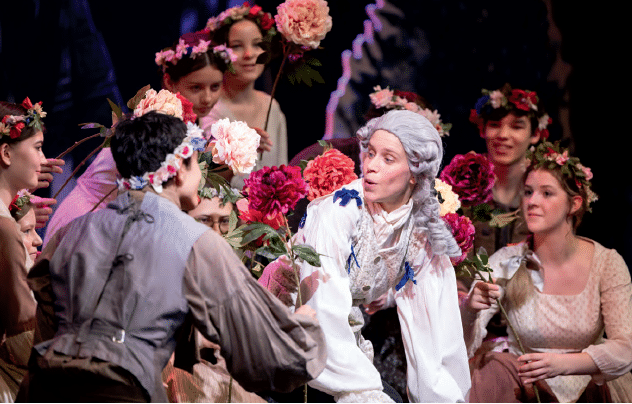 oben: Choreografin und Tänzerin Mareike Franz in einer Barockoper, rundherum HIB.art.chor Foto: Nikola Milatovic