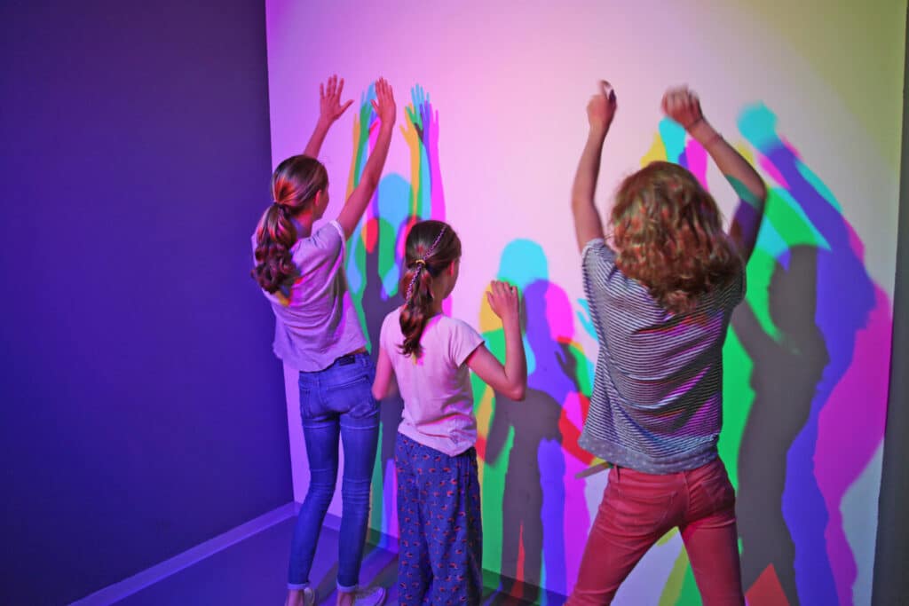 In einer Raum-Installation im Universum® Bremen können Klein und Groß farbige Schatten erzeugen. © Universum® Bremen