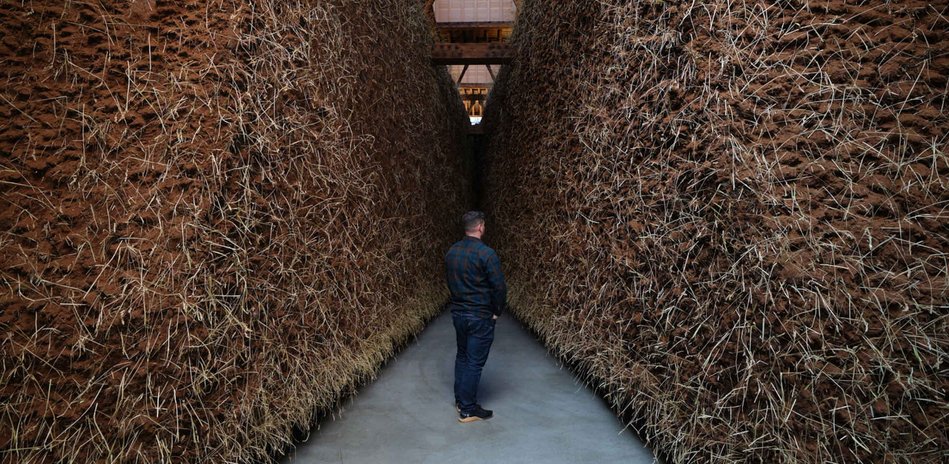 Delcy Morelos, El abrazo, Detail, 2023, Installationsansicht, Dia Chelsea, New York © Delcy Morelos, Marian Goodman Gallery / Don Stahl