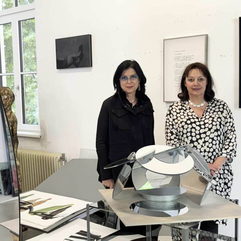 Eva Schlegel (links) und Kuratorin Antonia Hoerschelmann in der Landesgalerie Burgenland © Landesgalerie Burgenland