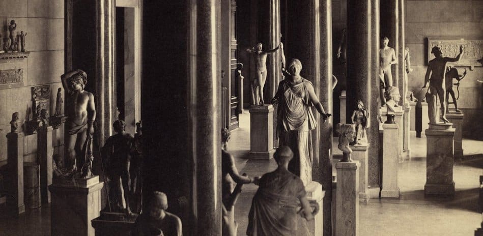 Historische Aufnahme der Antikensammlung im Alten Museum, mit der Statue der Artemis Colonna, ca. 1906/1907 Foto: Antikensammlung, Archiv