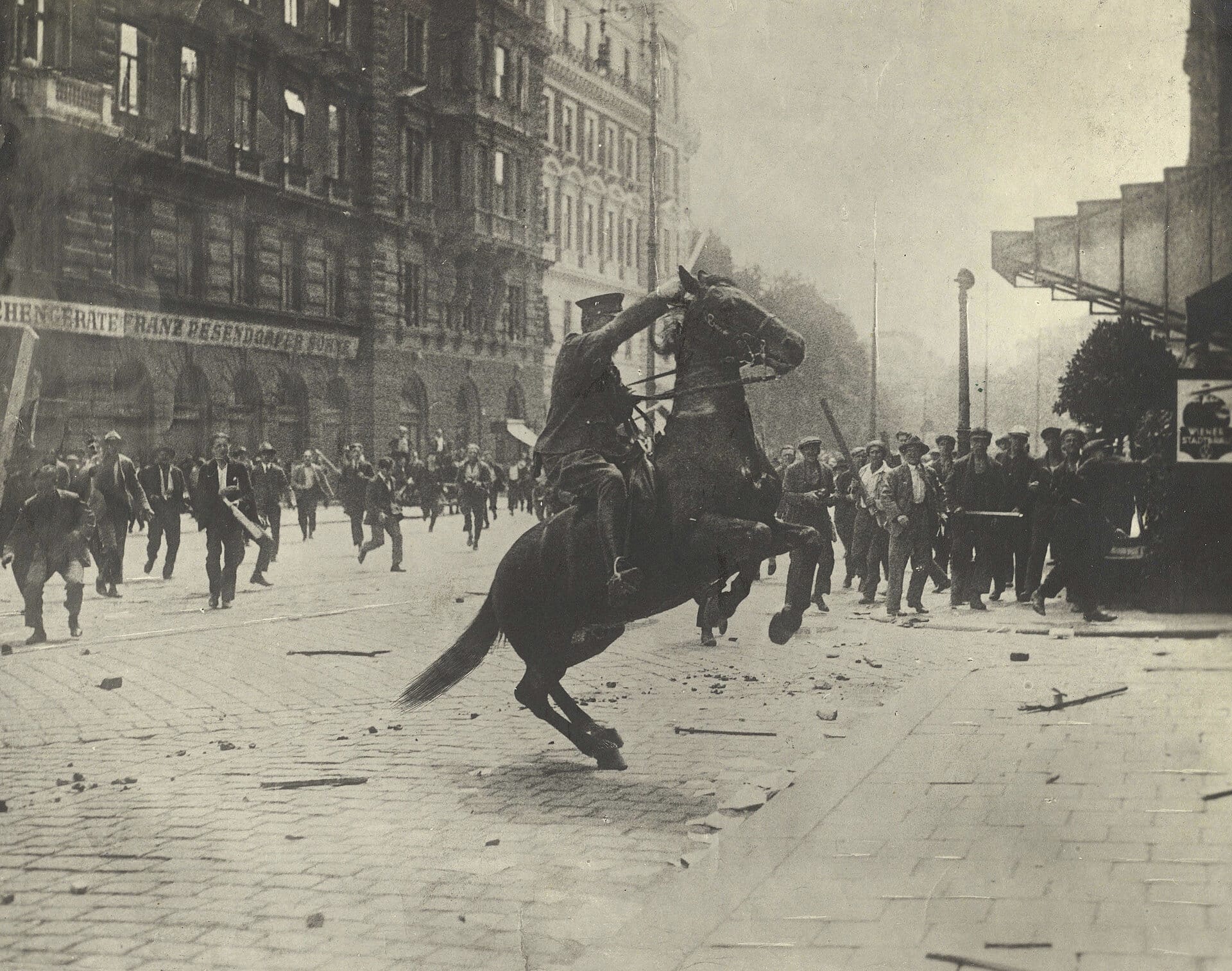 Berittene Polizei beim Justizpalastbrand, 15. Juli 1927, Unbekannter Fotograf © Österreichische Nationalbibliothek