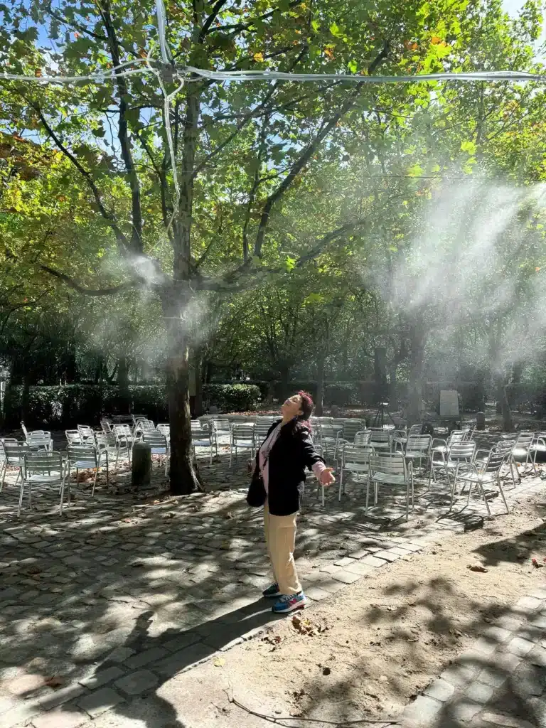 Chaveli Sifre, „Wolkenportal“, Installationsansicht aus „BAW Garten @Gropius Bau during Berlin Art Week“ Berlin, 2024. Kuratiert von Marie-Therese Bruglacher. Foto: Marie-Therese Bruglacher