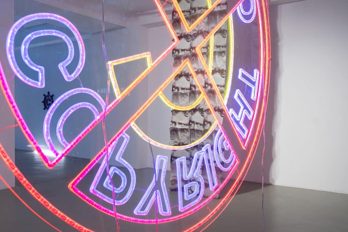 Sajan Mani, Colonial Copyright, 2024 und Gazing Back, 2024, Foto: NOME gallery, Berlin, Courtesy Künstler und NOME gallery Berlin,