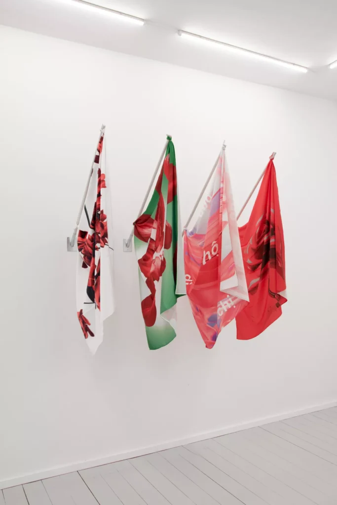 Minh Duc Pham, „Rosenbrigade“, Installationsansicht Galerie im Tempelhof, 2025. Courtesy und Foto Minh Duc Pham