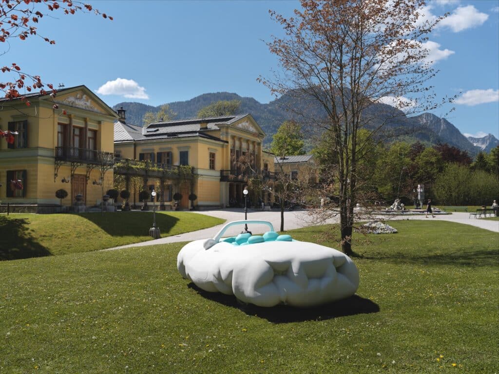 Erwin Wurm, Fat Convertible 2019, Aluminium, Farbe © OÖLKG, Michael Maritsch