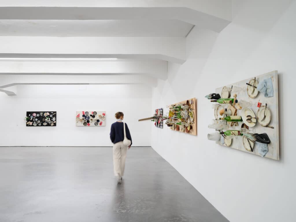 Ausstellungsansicht „Daniel Spoerri: Ich liebe Widersprüche. Im Dialog mit Werken aus der Sammlung Falckenberg” © Deichtorhallen Hamburg, Foto: Henning Rogge
